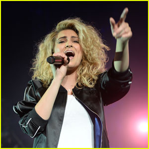 Sound Goes Out During Tori Kelly's Miami Show!
