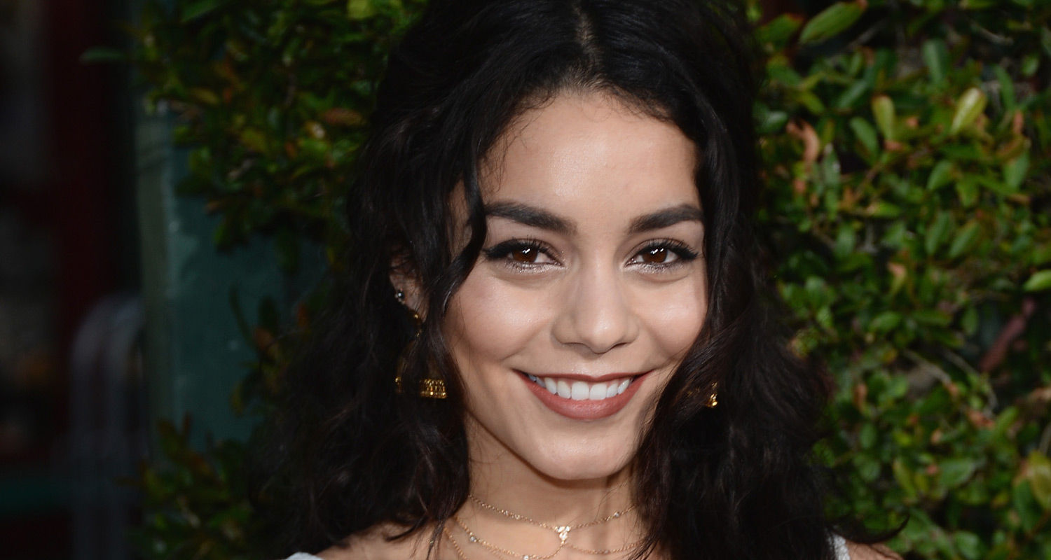 Vanessa Hudgens Says Her Mom Has Been Her Strength After Her Father’s(02)