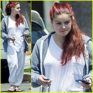 Ariel Winter Stays Comfy While House Hunting