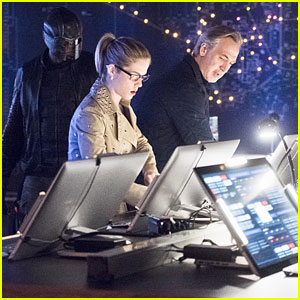 Felicity's Dad Helps Team 'Arrow' Tonight