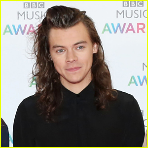 Harry Styles Cuts Off Long Locks for Cancer Charity