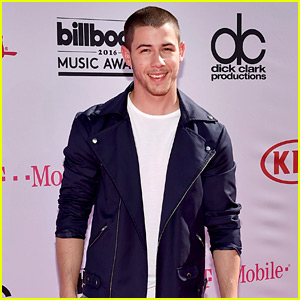 Nick Jonas Is All Smiles on Billboard Music Awards 2016 Red Carpet!