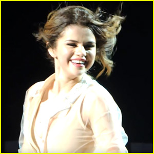 Selena Gomez Moved to Tears By Fan Project at 'Revival Tour' Show