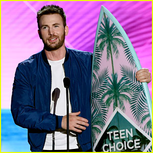 Captain America's Chris Evans Wins Big at Teen Choice Awards 2016!