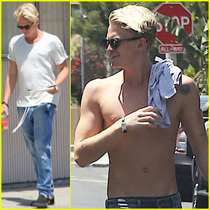 Cody Simpson Spends Sunday with His Pals!