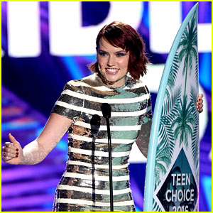 Daisy Ridley Takes Home Breakout Star Award at Teen Choice Awards 2016
