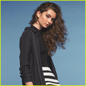 Transparent's Emily Robinson Would Love to Raid Taylor Swift's Closet