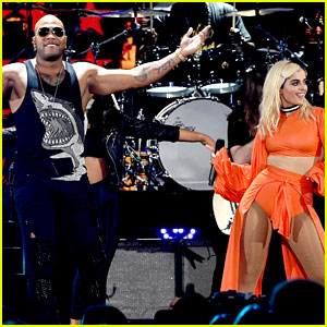 Flo Rida Performs a Bunch of His Hits at Teen Choice Awards 2016