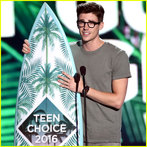 Grant Gustin Wins Choice TV Actor at Teen Choice Awards 2016