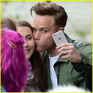 Olly Murs Can't Stop Kissing Fans on Radio Tour