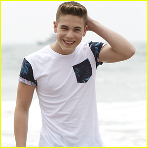Ricardo Hurtado Cools Down With Day At The Beach