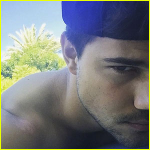 Taylor Lautner Looks Hot in His Selfie at the Pool!