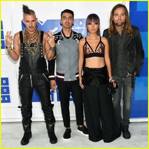 DNCE Hits the MTV VMAs Carpet Together!