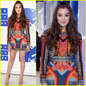Hailee Steinfeld Gets Colorful at the MTV VMAs 2016