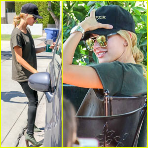 Hailey Baldwin is All Smiles While Out to Lunch