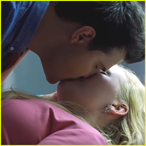 Taylor Lautner & Abigail Breslin Make Out in New 'Scream Queens' Promo - Watch!