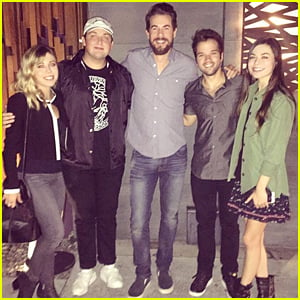 Nathan Kress, Miranda Cosgrove & Jennette McCurdy Reunite with 'iCarly' Cast