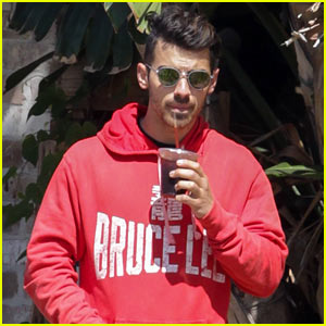 Joe Jonas Shows Off His Shirtless Bod While Working Out!