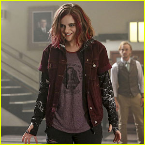 Joey King Makes Her Debut as Magenta on Tonight's 'The Flash'