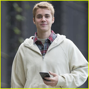 Justin Bieber Seems to Be in Great Spirits in London!