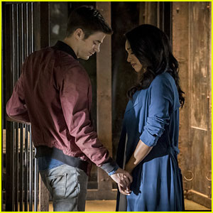 Barry & Iris Get Close During Tonight's Season Premiere of 'The Flash'!
