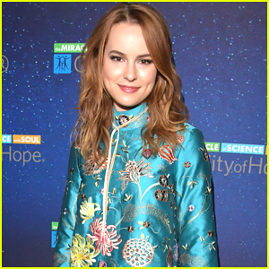 VIDEO: Bridgit Mendler Performs New Song 'Snap My Fingers'