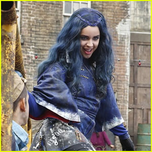 Star Sofia Carson Wonders If Evie Has Any Siblings In 'Descendants'