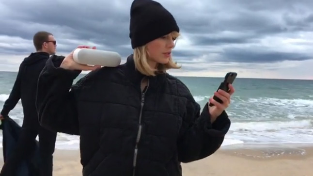 Taylor Swift’s Thanksgiving Squad Does the Mannequin Challenge – Watch Now!