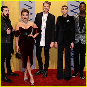 VIDEO: Pentatonix Perform Moving Cover of 'Hallelujah' During Their Christmas Special