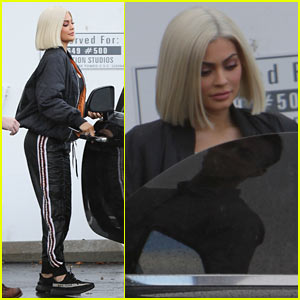 Kylie Jenner is Showing Off Her New Platinum Blonde Hairstyle!