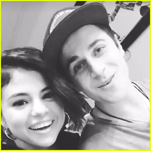 VIDEO: Selena Gomez's 'Wizards' Co-Star David Henrie Helps Her Post First Instagram Story!