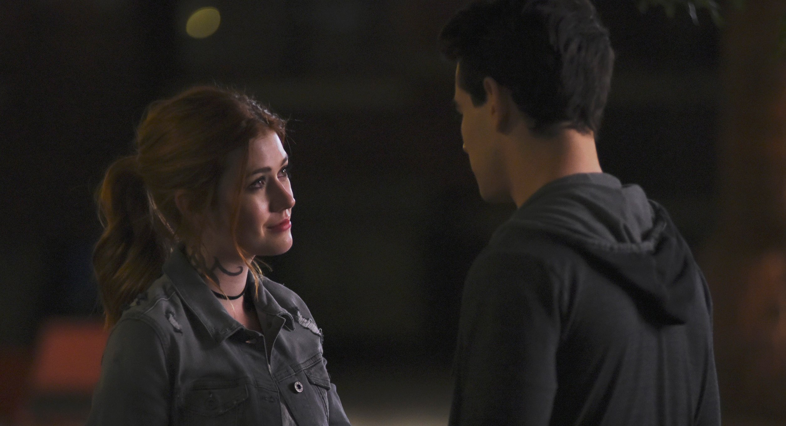 Clary & Simon Finally Kiss on ‘Shadowhunters’ – Fans React to #Climon ...