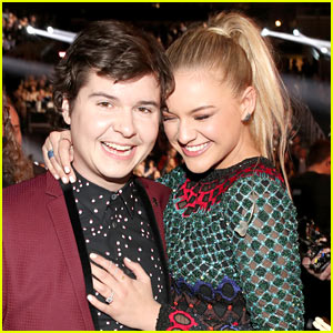 Kelsea Ballerini & Lukas Graham Are Too Adorable at Their Grammys 2017 Performance (Video)