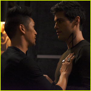 #Malec Think About Taking Their Relationship to the Next Level on Tonight's 'Shadowhunters'