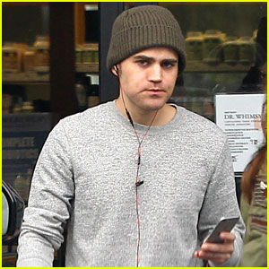 Paul Wesley Grabs Healthy Snack After Wrapping 'Vampire Diaries'