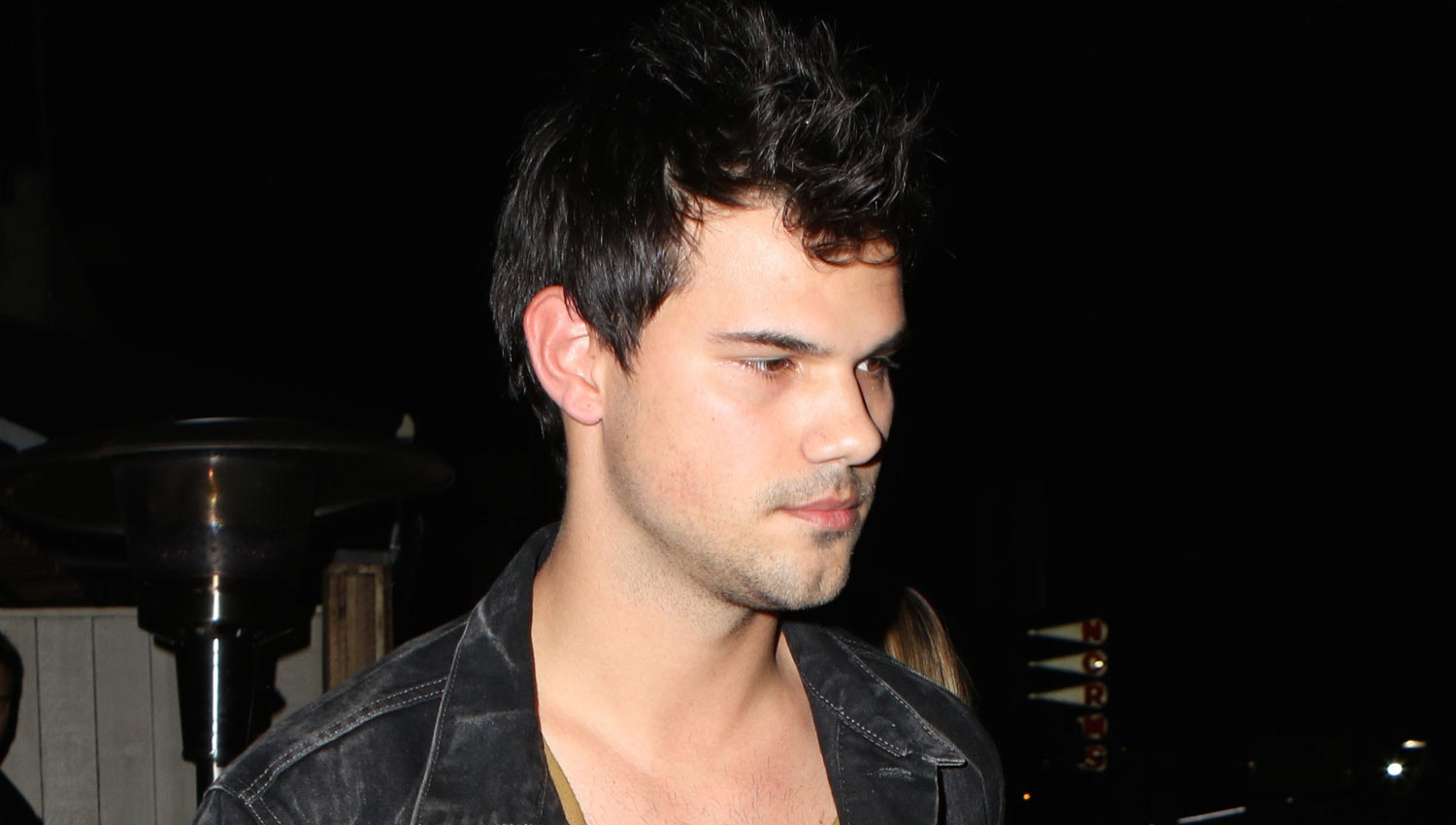 Taylor Lautner Holds Hands with Girlfriend Billie Lourd on Date Night