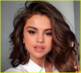 Selena Gomez's Selfie Will Be a Big Summer Trend -- Pic Inside