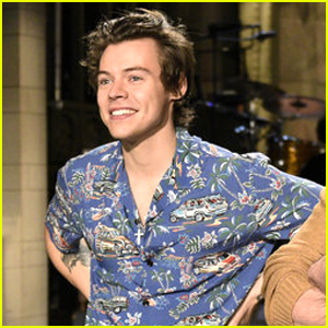 Harry Styles Delivers Pizza & Kiwi To Fans Waiting For SNL Tickets