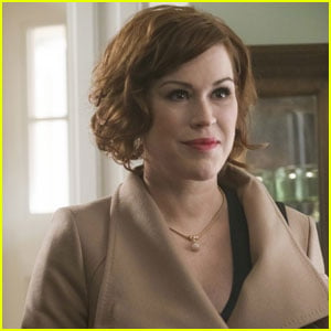 Check Out the First 'Riverdale' Footage of Molly Ringwald as Archie's Mom!