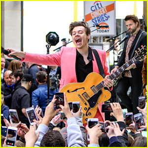 Fans React to Harry Styles's Hot Pink Suit