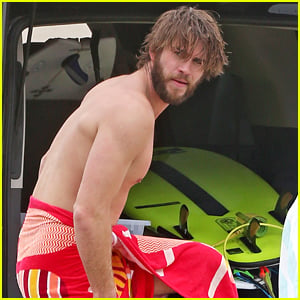 Liam Hemsworth Towels Off After Surfing Session!