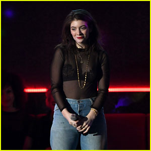 Lorde Performs 'Greenlight' at Billboard Music Awards 2017!