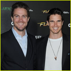 Robbie Amell Teases Cousin Stephen on Twitter