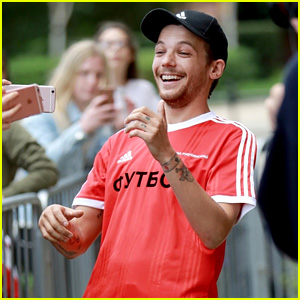 Louis Tomlinson Can't Stop Laughing While Taking Selfies With Fans!