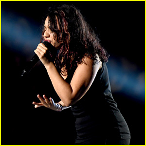 Alessia Cara Performs 'Scars to Your Beautiful' at MTV VMAs 2017! (Video)