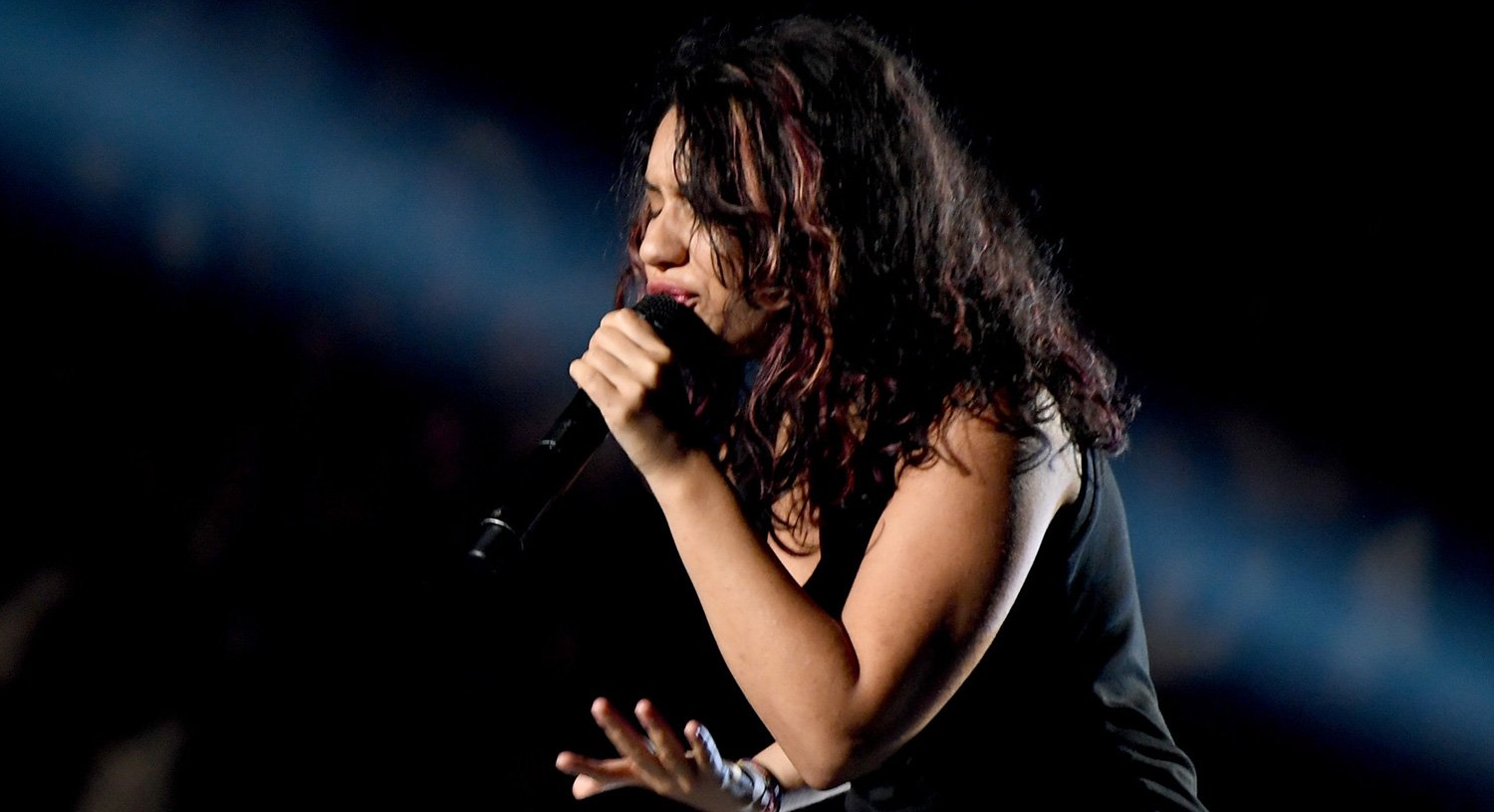 Alessia Cara Performs ‘Scars to Your Beautiful’ at MTV VMAs 2017! (Video) 2017 mtv vmas