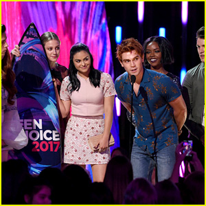 KJ Apa Accepts Surfboard for 'Riverdale' at Teen Choice Awards 2017