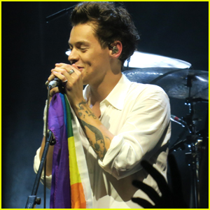 Harry Styles Supports LGBTQ Community at San Francisco Concert
