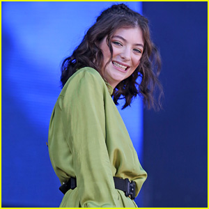 Lorde's Green Outfit Gets Our 'Green Light'