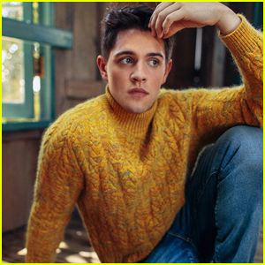 Casey Cott Dishes On Kevin's Romantic Relationships For 'Riverdale' Season 2